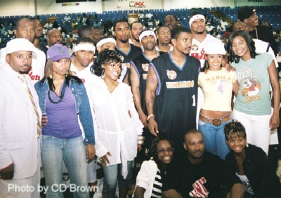 Celebrity Classic 2006 Supporters pose for group photo with Big Tigger, (seated, middle).
